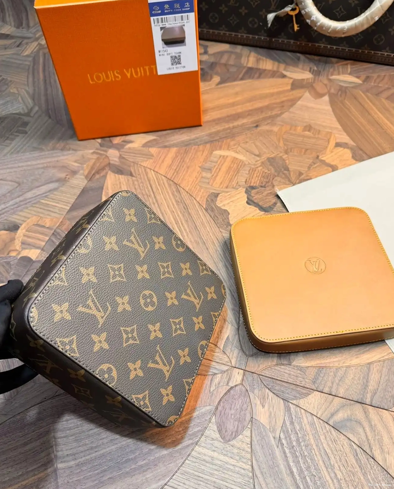 BOX YELLOW LV CUSTOM JEWELRY SQUARE 0615